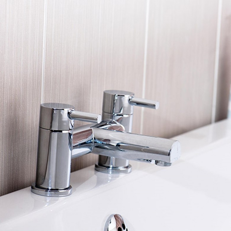Vellamo Twist Deck Mounted Bath Filler - Chrome